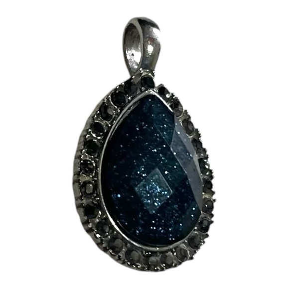 Vintage teardrop shaped pendant surrounded by small stones in polished metal - Picture 4 of 6